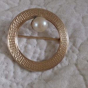 Circle Brooch w/Pearl